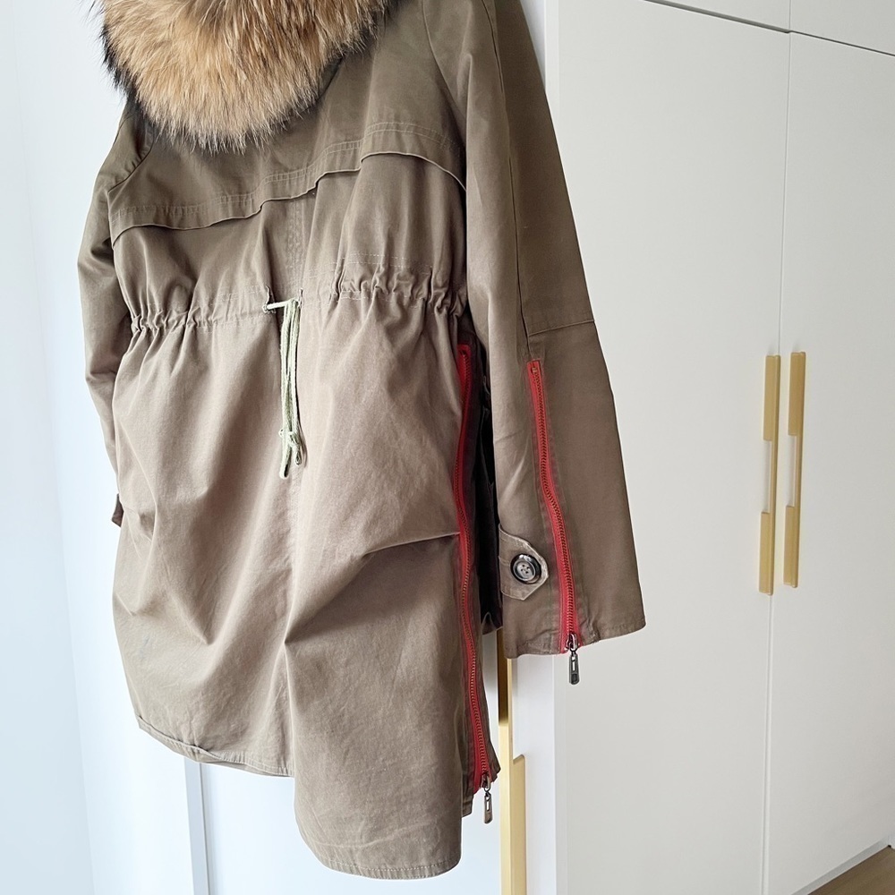 STUNNING parka with fur collar and contrasting zippers - Picture 10 of 13